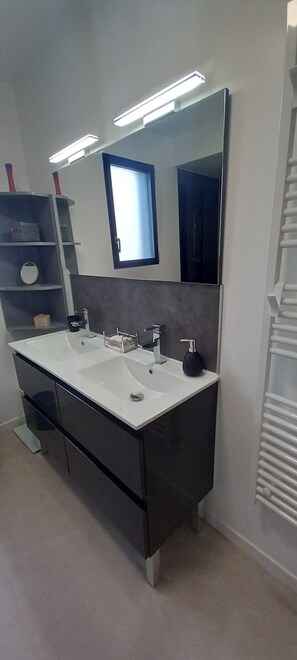 Douche, articles de toilette gratuits, sèche-cheveux