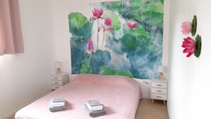 2 chambres, bureau, fer et planche à repasser, lit parapluie