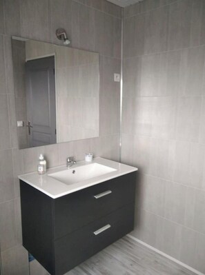 Hair dryer, bathrobes, toilet paper - La Tanière des Pandas (Chabris)