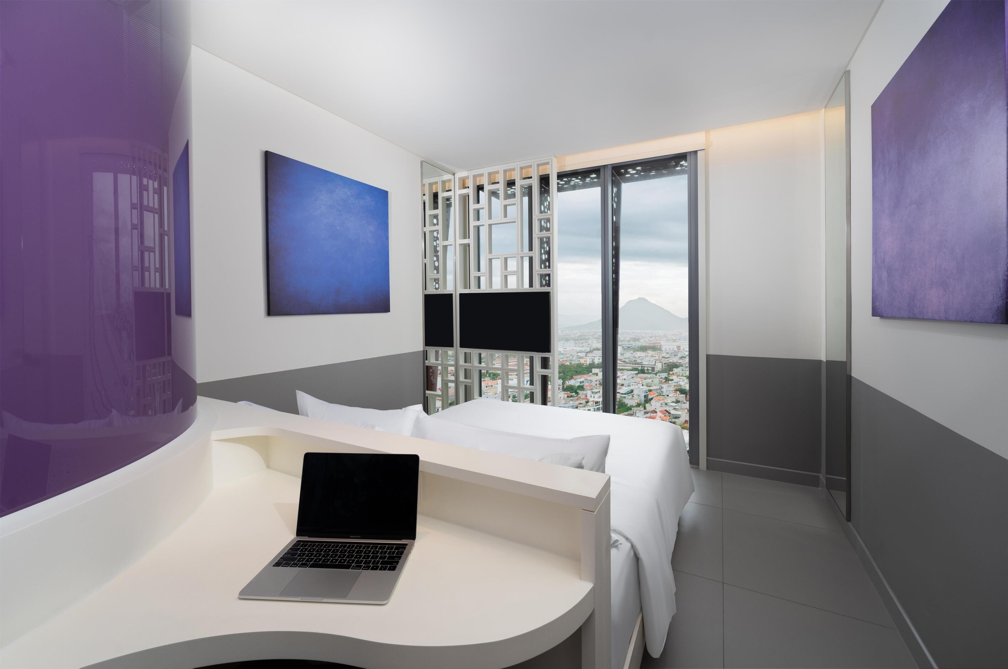 Rom, 1 queensize-seng, byutsikt | Sengetøy av topp kvalitet, dundyner, memory foam-senger og minibar