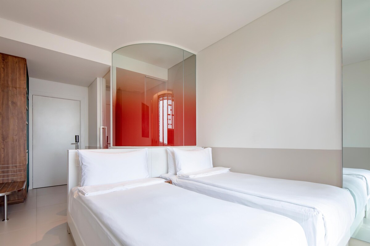 Seprai premium, selimut bulu angsa, busa memori, dan minibar