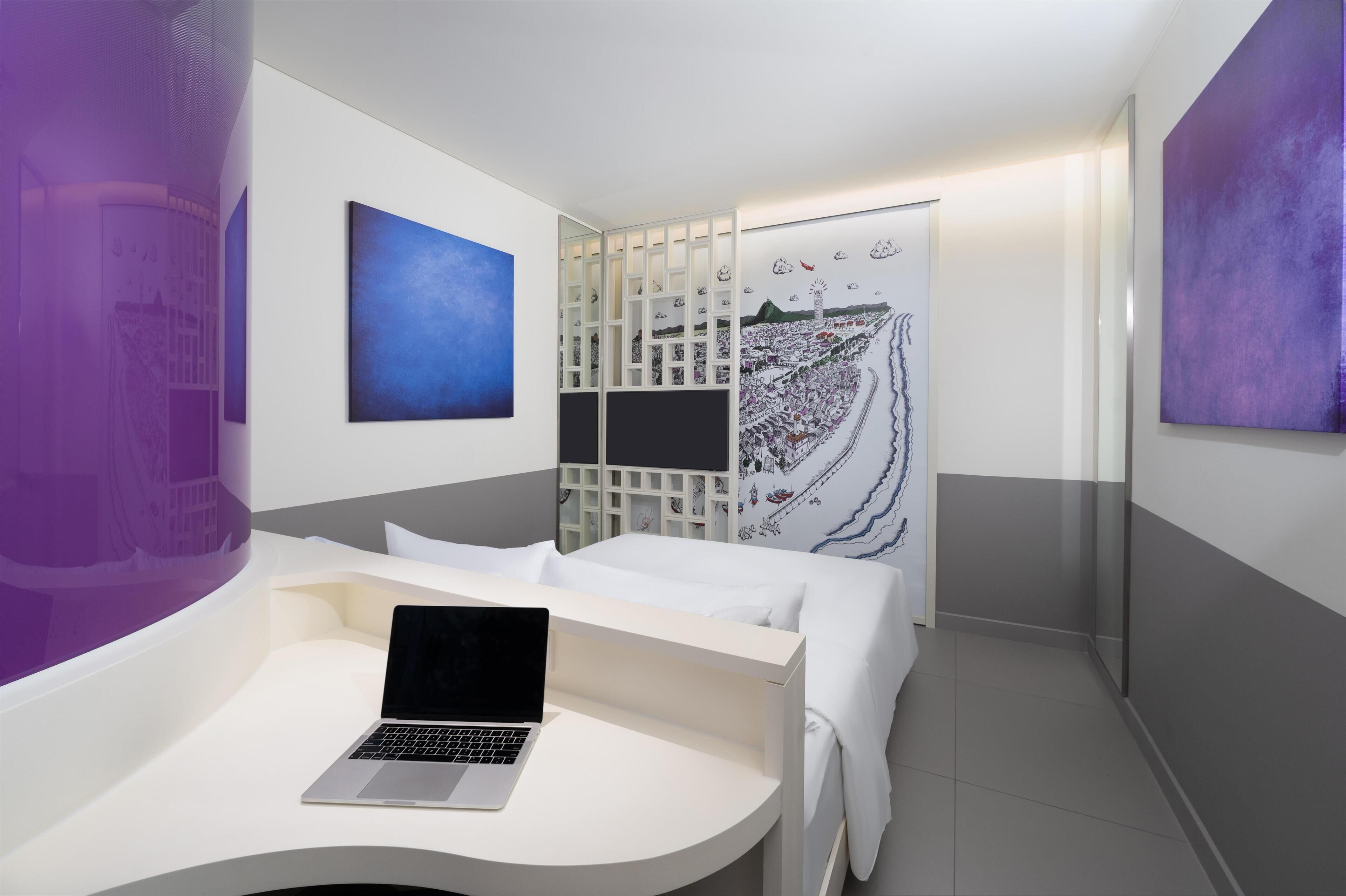 Room, 1 Queen Bed | Premium bedding, down comforters, memory foam beds, minibar