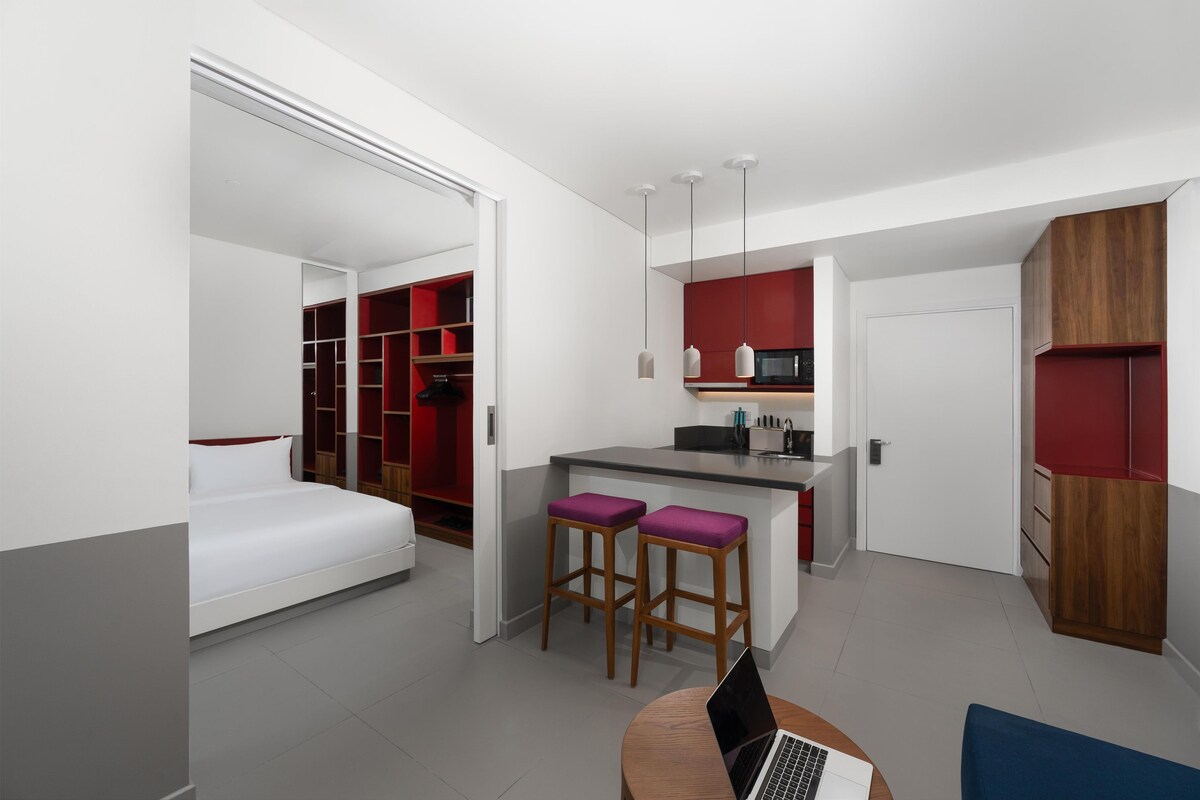 Suite, 1 Tempat Tidur King, pemandangan kota | Seprai premium, selimut bulu angsa, busa memori, dan minibar