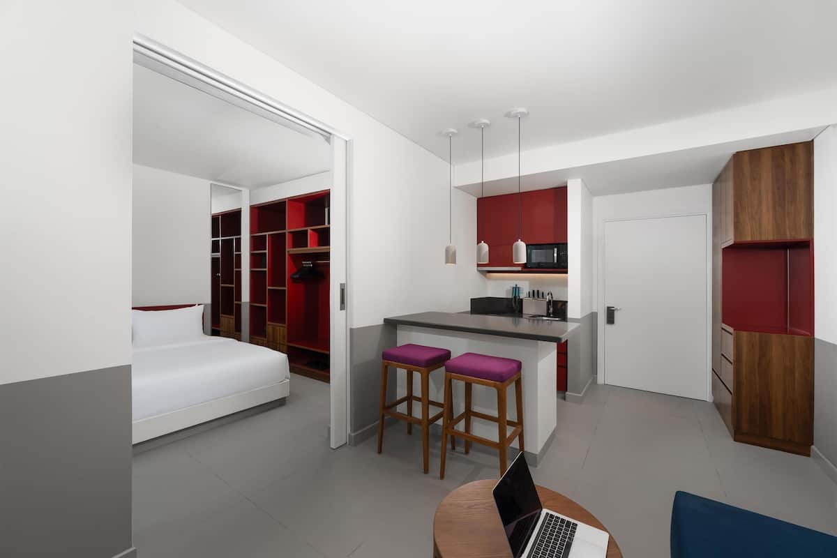 Suite, 1 kingsize-seng, byutsikt | Sengetøy av topp kvalitet, dundyner, memory foam-senger og minibar