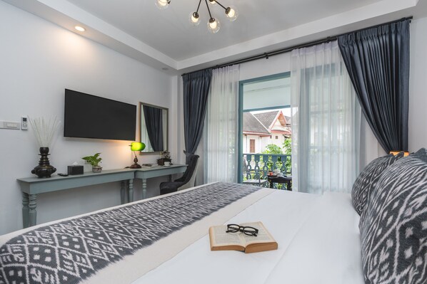 Chambre supérieure double ou avec lits jumeaux, balcon | Lit avec matelas en mousse à mémoire, coffre-fort, bureau