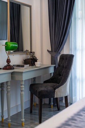 Téléviseur à écran plat de 43 po avec télévision par câble