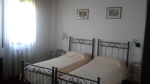 Desk, laptop workspace, free WiFi, bed sheets - B&B Villa Trotter (Mira)