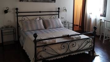 Bureau, espace de travail pour ordinateur portable, Wi-Fi gratuit