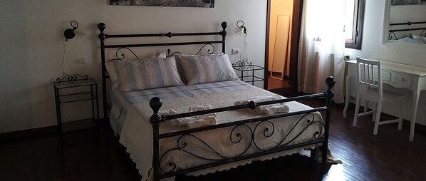 Schreibtisch, laptopgeeigneter Arbeitsplatz, kostenloses WLAN