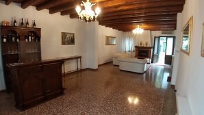 A spacious living area with a wooden ceiling, a fireplace, and a seating area. - B&B Villa Trotter (Mira)