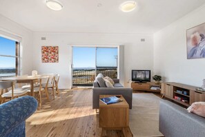 TV - Panoramic Views on Pinnacle - 3 Bedroom Farm Stay (Canobolas)