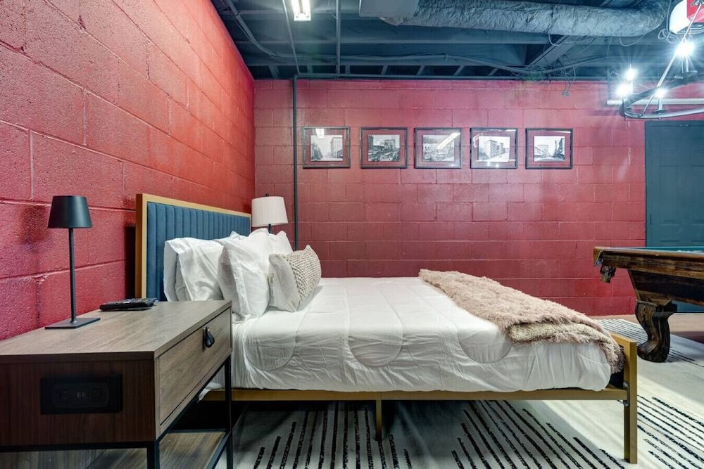 Comfy Crestline Oasis, only Minutes from Crestline Village Birmingham