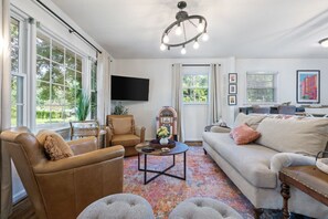 Smart TV, video games, books, stereo - Parkside Juke Joint: Game Room, Pet-Friendly BHM Home! (Birmingham)