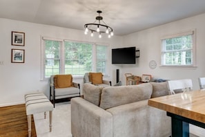 Smart TV, video games - Comfy Crestline Oasis, only Minutes from Crestline Village (Birmingham)