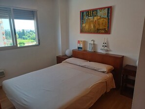 2 bedrooms, iron/ironing board, bed sheets