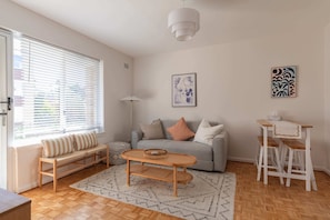 TV - Stylish Sun Drenched North Bondi Beach Oasis (North Bondi)