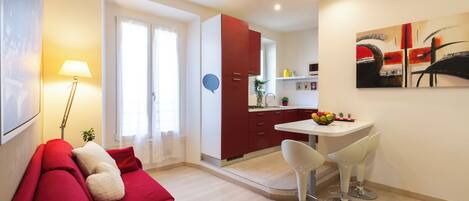 City Apartment, 1 Queen Bed | Living area