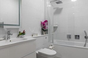 Shower, hair dryer, towels - Stylish 3-Bedroom Apartment in Greater London (London)