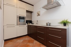 Frigorifero, microonde, forno, piano cottura