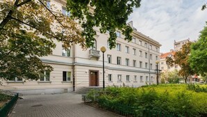 Rakennuksessa on perinteinen julkisivu, portti ja päällystetty sisäpiha.