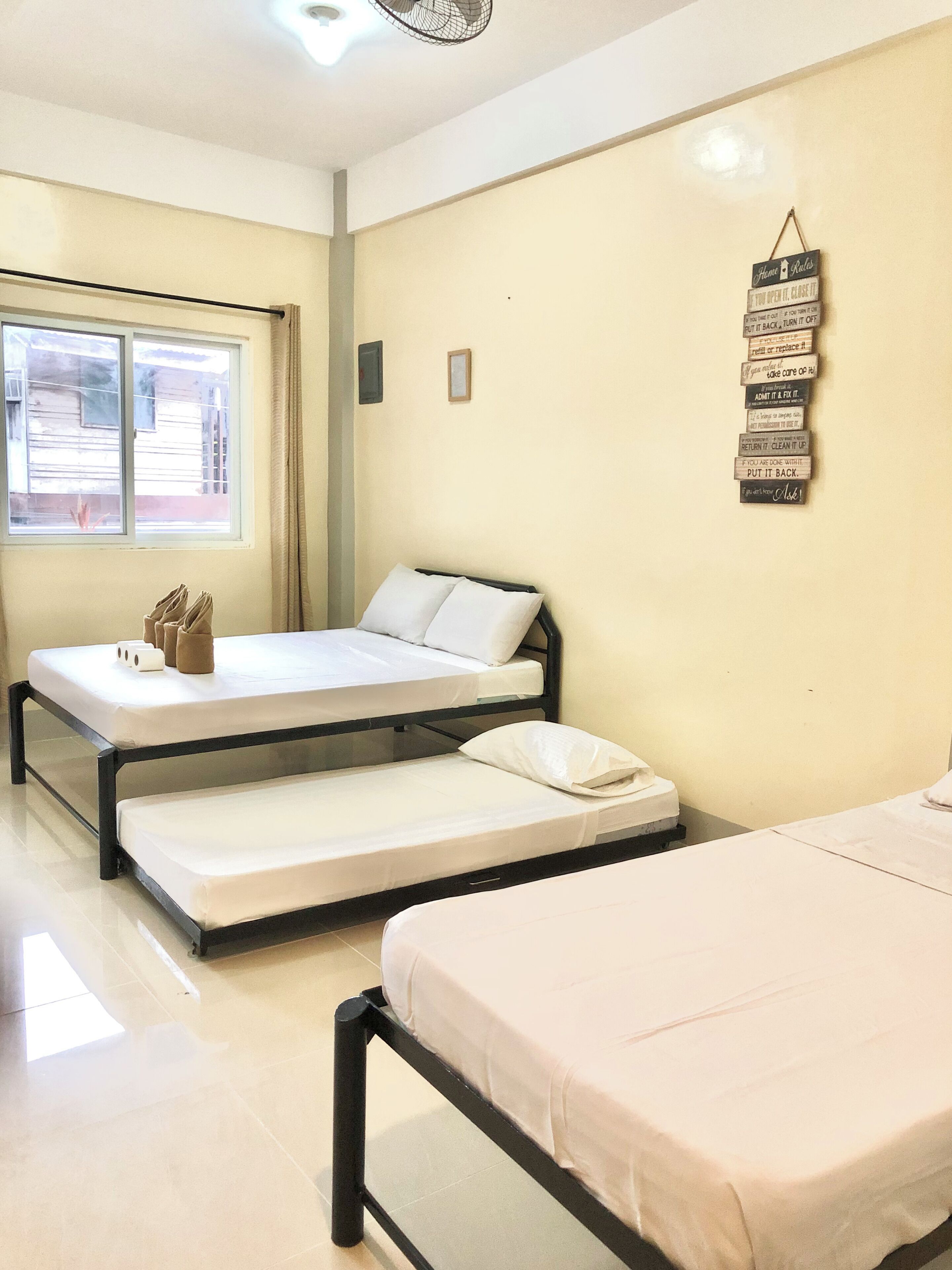 Quarto quádruplo básico | Roupas de cama premium