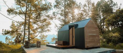 Deluxe Cabin, 1 King Bed | Desk, free WiFi, bed sheets