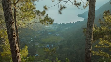 Un paisaje montañoso con vistas a un valle y una masa de agua.