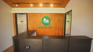 Un comptoir d’accueil orné du logo « bobocabin », une pancarte indiquant « accès réservé au personnel » et une porte également réservée au personnel.