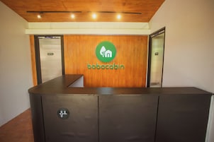 Uma mesa de recepção com o logotipo 'bobocabin', uma placa 'apenas para funcionários' e uma porta 'apenas para funcionários'.