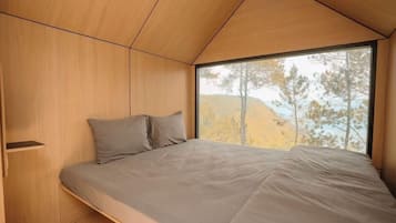 Deluxe Cabin, 1 King Bed | Desk, free WiFi, bed sheets