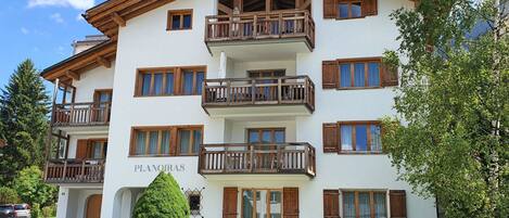 المنشأة من الخارج