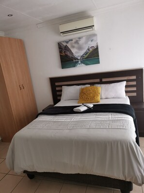 7 bedrooms, in-room safe, iron/ironing board, free WiFi - Dreams Guest house Edenvale  (Edenvale)