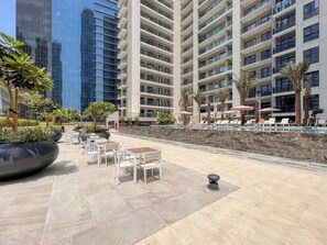 Outdoor dining - Charming Business Bay Apartment Near Burj Khalifa (Dubai)