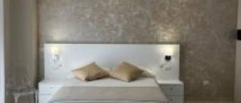 1 Schlafzimmer, Zimmersafe, Schreibtisch, Bügeleisen/Bügelbrett