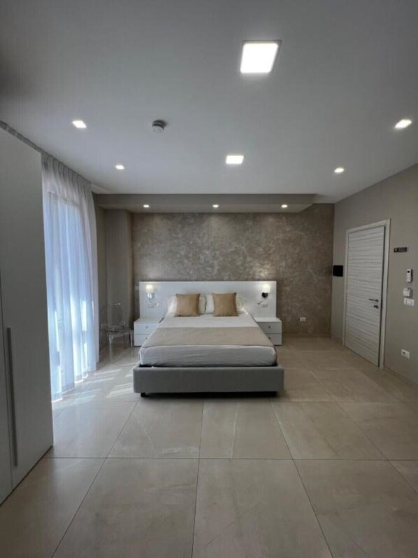 1 Schlafzimmer, Zimmersafe, Schreibtisch, Bügeleisen/Bügelbrett