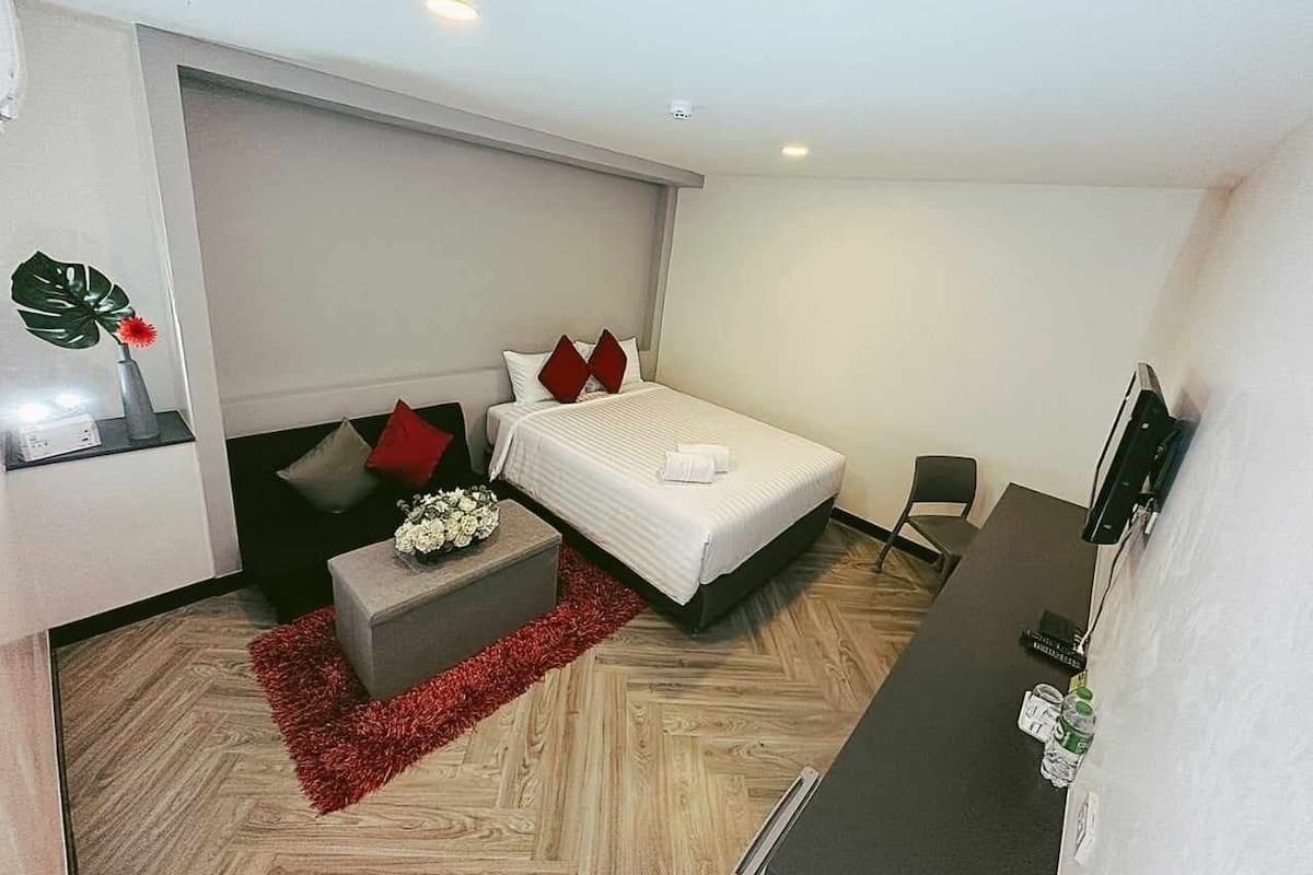 Deluxe Double Room (No Parking) | 1 bedroom, in-room safe, iron/ironing board, free WiFi