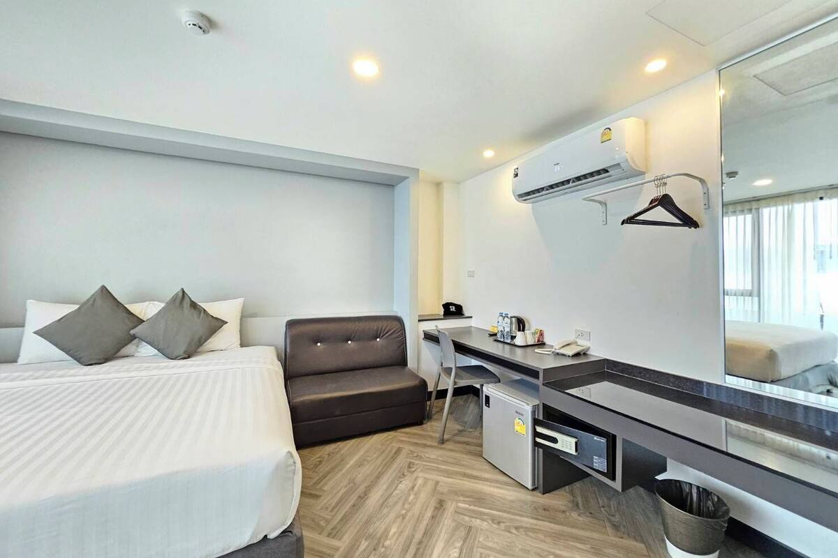 Grand Deluxe Balcony Double Room | セーフティボックス (室内)、アイロン / アイロン台、WiFi (無料)、ベッドシーツ