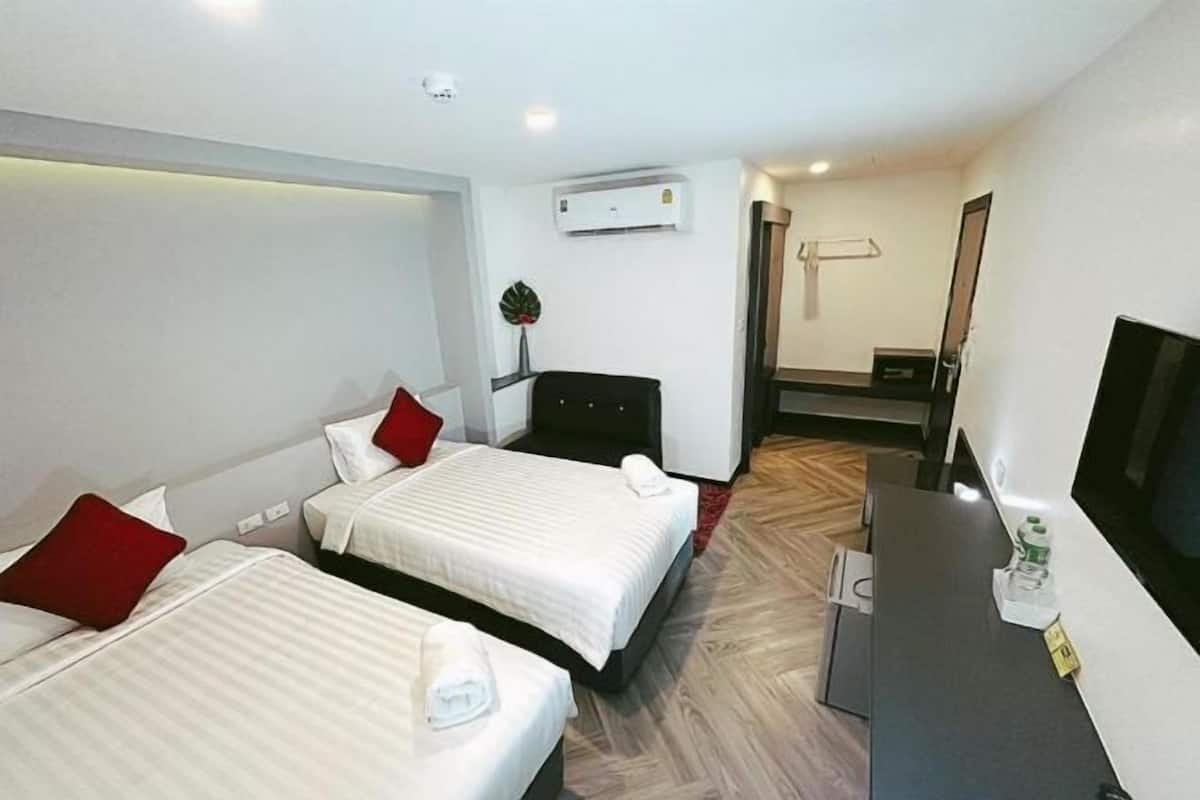 In-room safe, iron/ironing board, free WiFi, bed sheets
