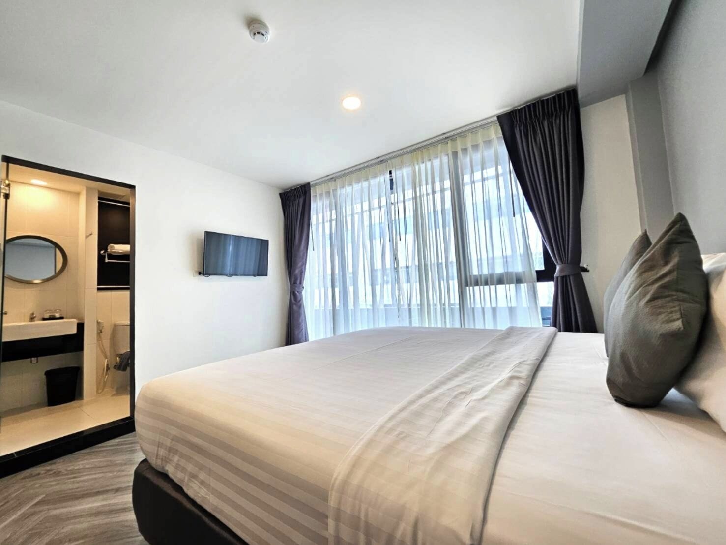 Grand Deluxe Balcony Double Room | In-room safe, iron/ironing board, free WiFi, bed sheets