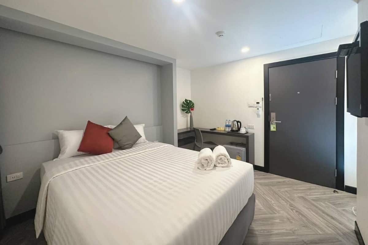 Standard Double Room (No Parking) | 1 bedroom, in-room safe, iron/ironing board, free WiFi