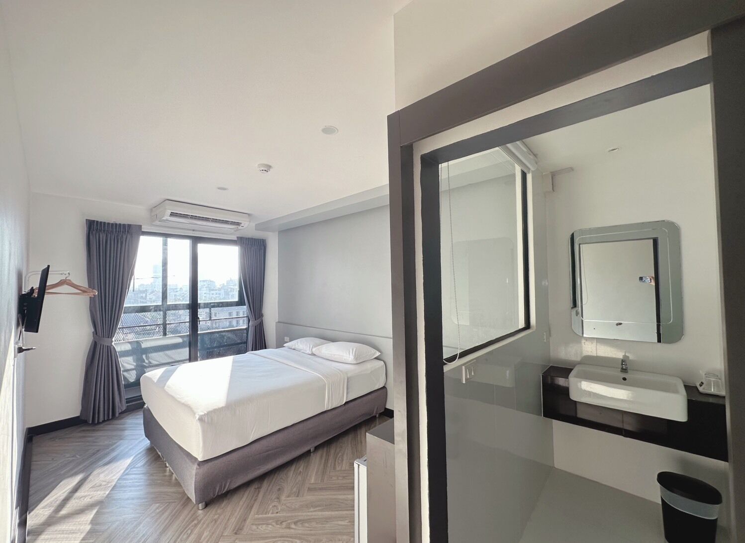 Grand Deluxe Balcony B | In-room safe, iron/ironing board, free WiFi, bed sheets