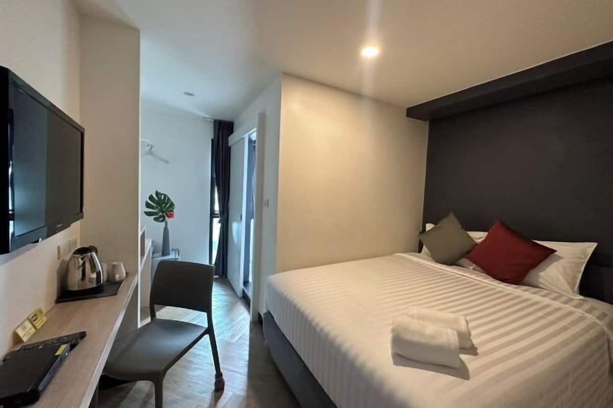 In-room safe, iron/ironing board, free WiFi, bed sheets