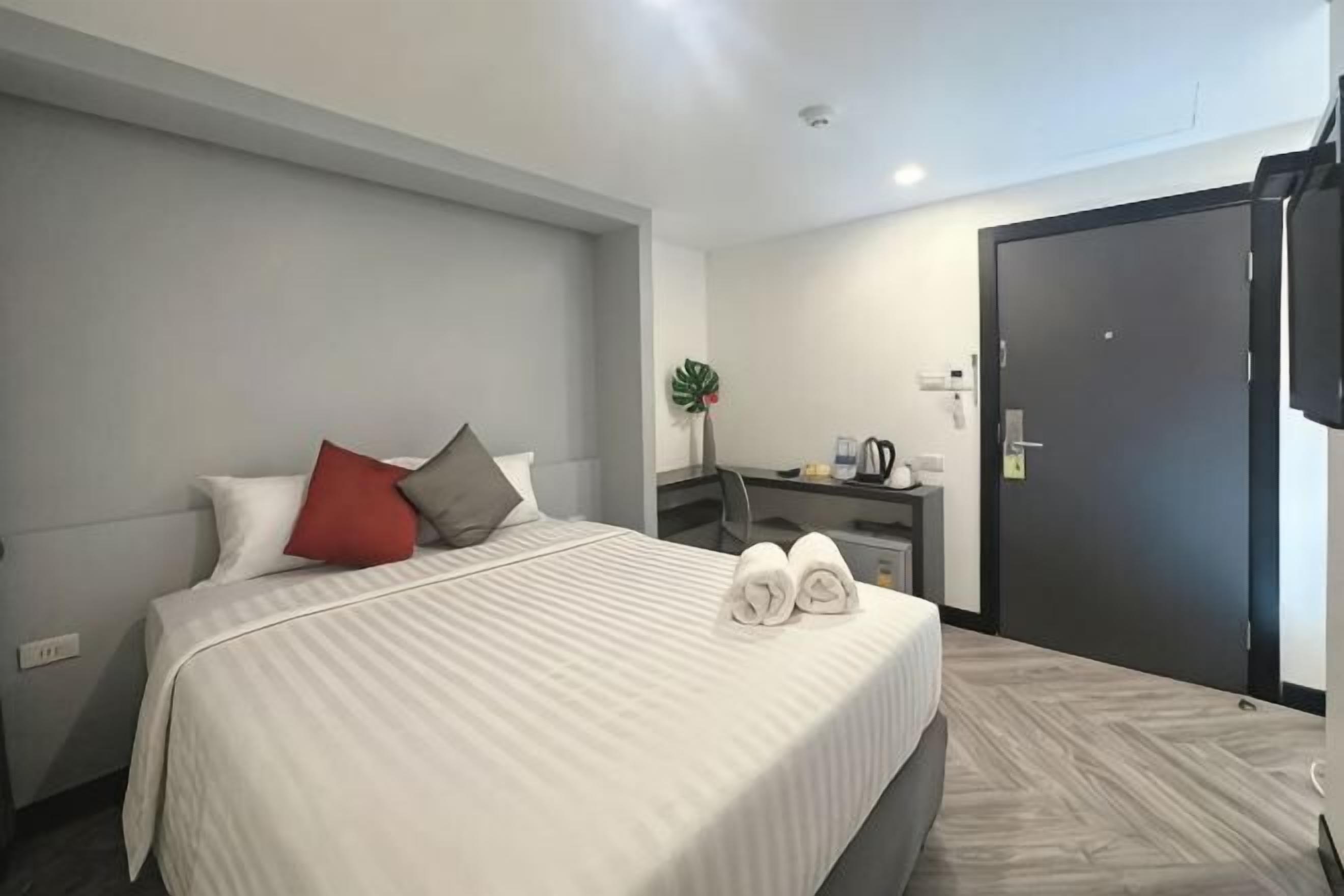 In-room safe, iron/ironing board, free WiFi, bed sheets