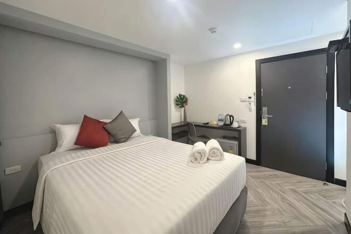 In-room safe, iron/ironing board, free WiFi, bed sheets