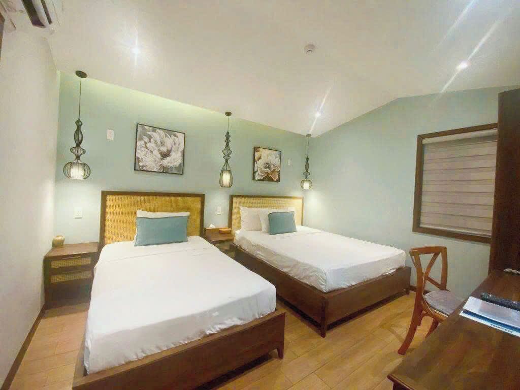 标准三人房 | 高档床上用品、迷你吧、客房内保险箱、办公桌