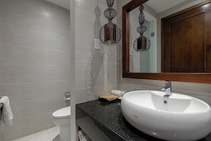 Shower, rainfall showerhead, free toiletries, hair dryer - Flower Beachstay & Coffee (Da Nang)