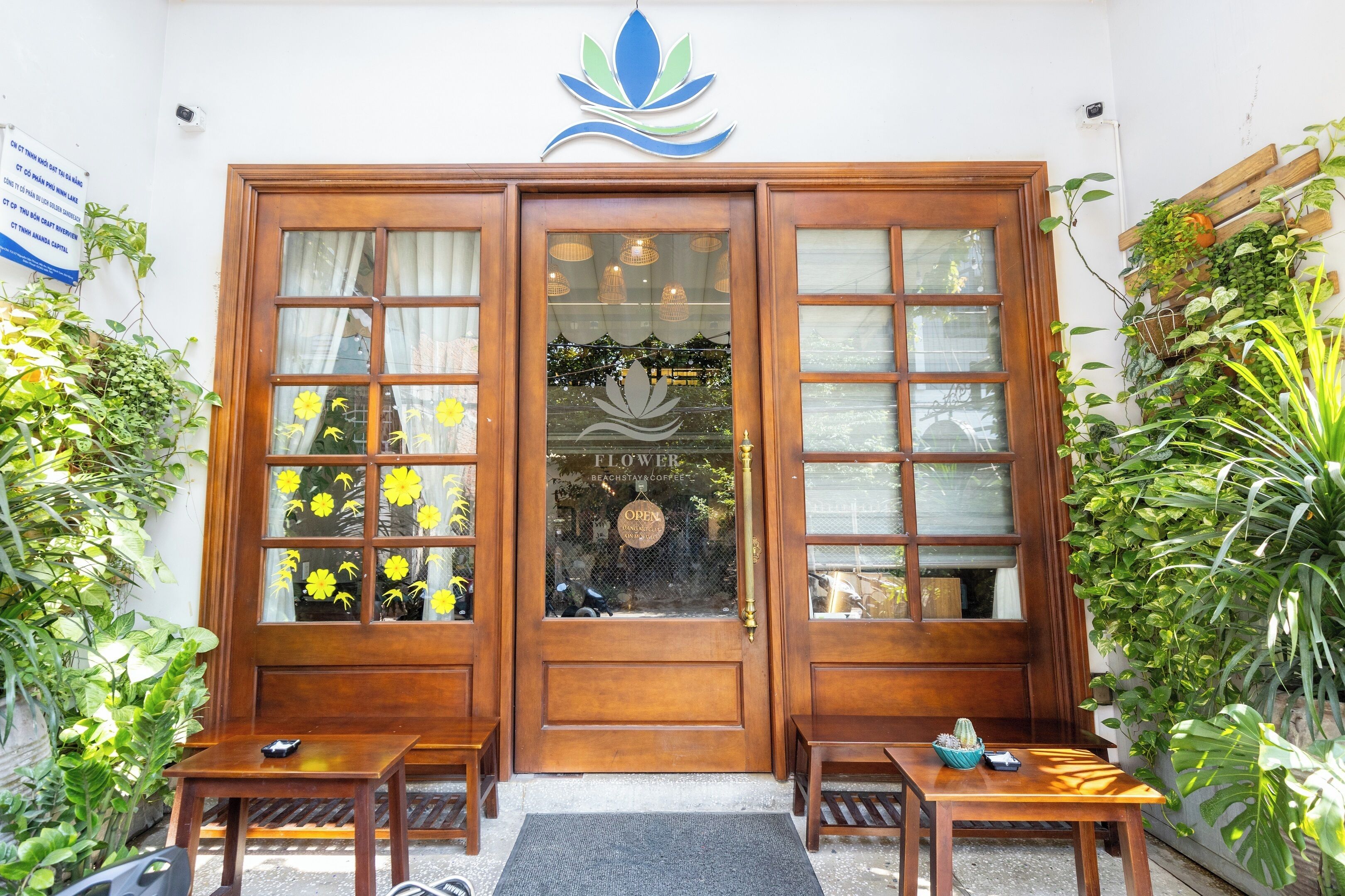 Vista frontal de la propiedad