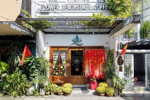 A storefront with a sign for 'Flower Beach Stay & Coffee'. - Flower Beachstay & Coffee (Da Nang)