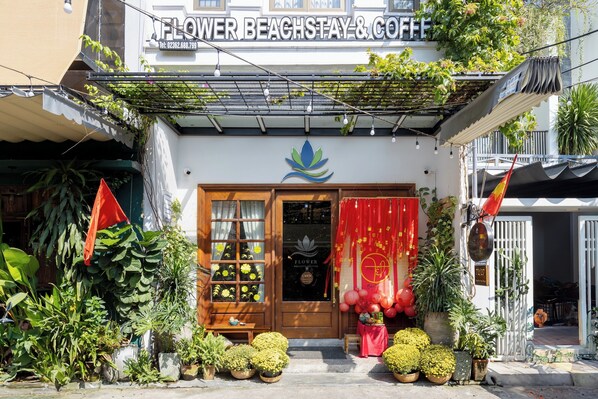 Front of property - Flower Beachstay & Coffee (Da Nang)