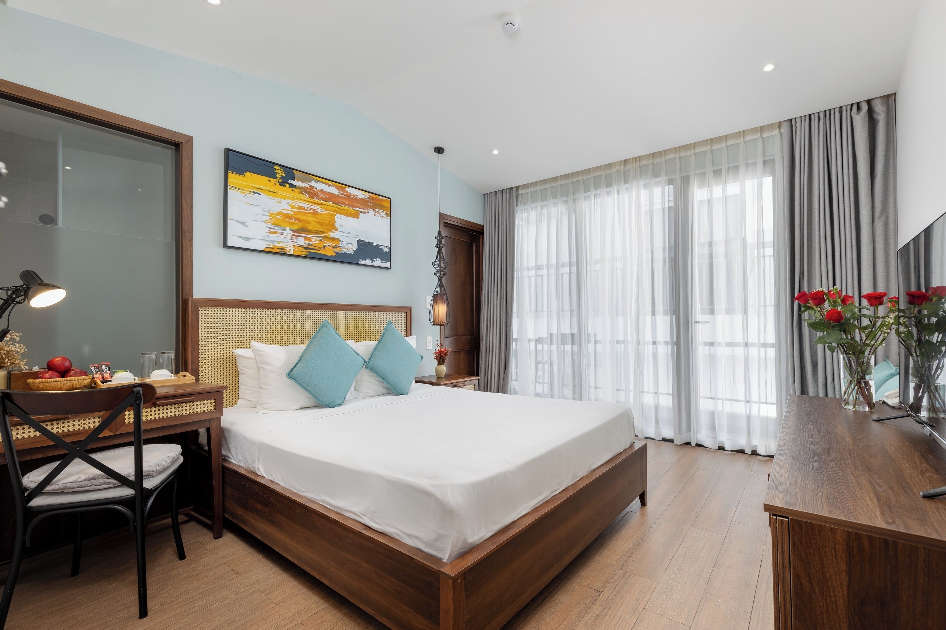 高级双人房, 阳台 | 高档床上用品、迷你吧、客房内保险箱、办公桌